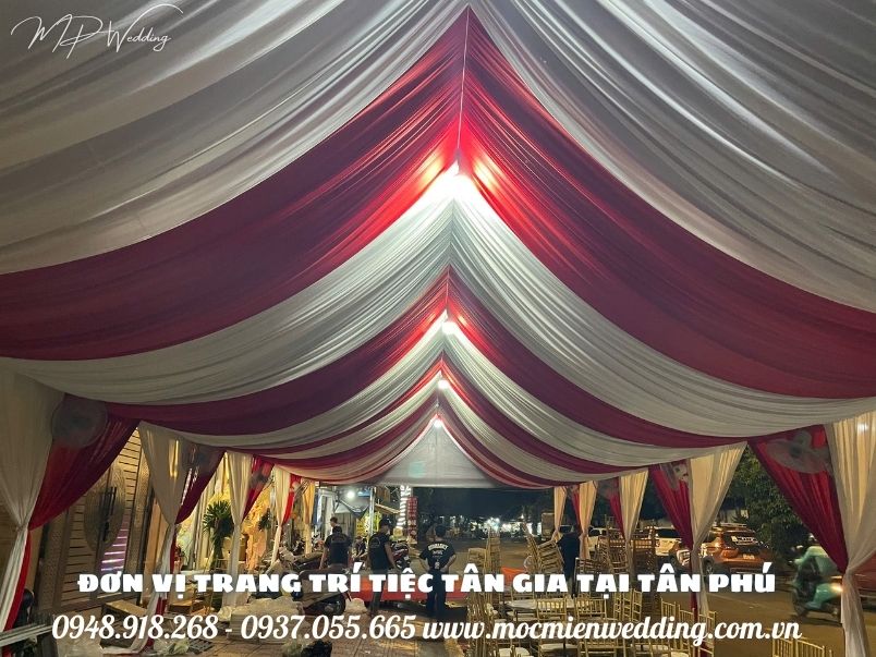 Trần rạp được đánh thủ công tone trắng - đỏ tỉ mỉ