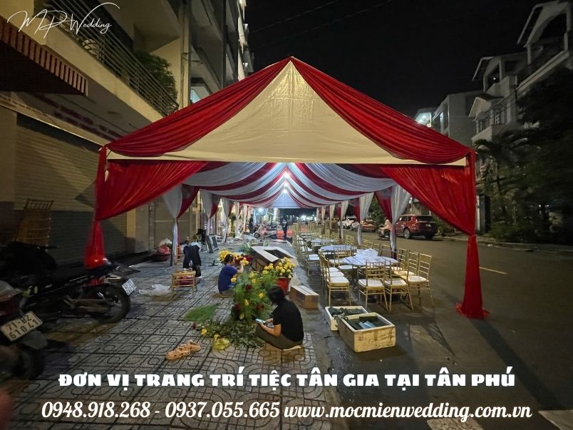 Trang trí rạp cho tiệc tân gia tone trắng - đỏ tại Tân Phú