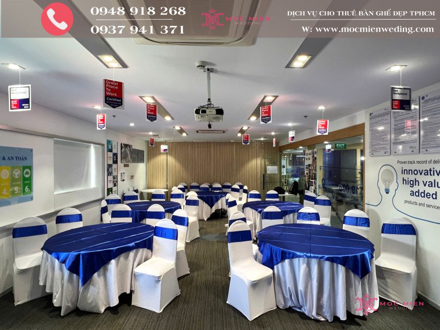 Trung bình giá thuê 1 bộ bàn ghế nệm lưng dựa cột nơ cao cấp từ 380.000vnđ - 480.000vnđ. Bộ bàn ghế cao cấp có: áo ghế căng chân, bàn tròn inox đường kính 1m4